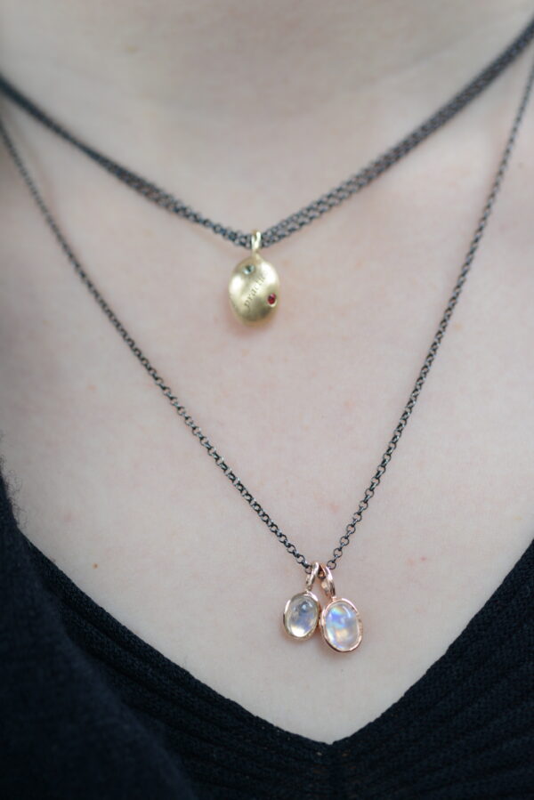 Yellow gold egg shaped Sapphire pendant - Image 3
