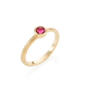 Yellow gold textured cabochon ring - 4mm pink tourmaline